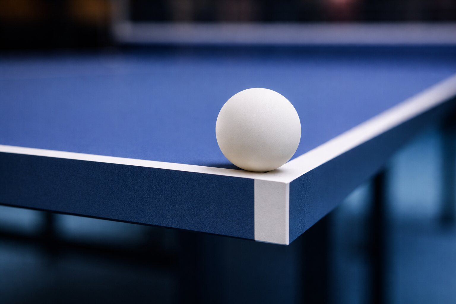 Tischtennisball auf einer Tischtennisplatte